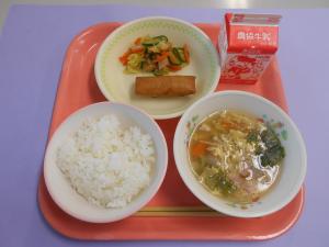 602キロカロリー、ごはん、ぎゅうにゅう、はるまき、やさいのピリから、レタスとたまごのスープ