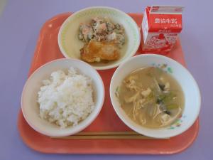 637キロカロリー、ごはん、ぎゅうにゅう、とりにくのおいだれやき、まめとじゃがいものマヨネーズサラダ、とうふのみそしる