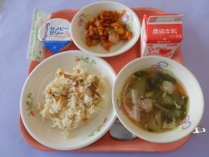 652キロカロリー、チャーハン、ぎゅうにゅう、とりにくとだいずのチリソース、キャベツのスープ、セノビーゼリー