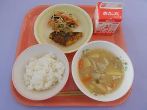 606キロカロリー、ごはん、ぎゅうにゅう、さかなのいろづけ、もやしのすのもの、とんじる