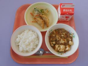 683キロカロリー、ごはん、ぎゅうにゅう、ギョーザ、バンサンスー、マーボーどうふ