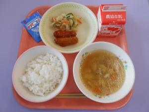 627キロカロリー、ごはん、ぎゅうにゅう、ウインナーのケチャップがらめ、ツナサラダ、ペイザンヌスープ、かつおごまふりかけ