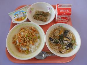 676キロカロリー、すしめし、ぎゅうにゅう、とりそぼろすし、ちくわのいそべあげ、あまのがわじる、たなばたゼリー