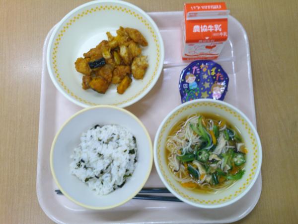 816キロカロリー、わかめご飯、牛乳、鶏肉と野菜の揚げからめ、天の川汁(冷し)、七夕デザート