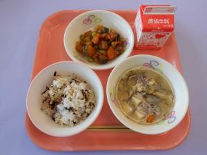 621キロカロリー、じゃこんぶうめごはん、ぎゅうにゅう、かぼちゃとぶたにくのてりあえ、もずくのみそしる