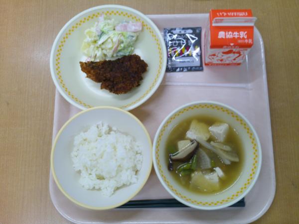 837キロカロリー、白飯、牛乳、アジフライ、ポテトサラダ、つぼ汁、ひじきふりかけ