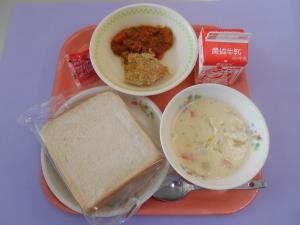 644キロカロリー、しょくパン、ぎゅうにゅう、とりにくのこうそうパンこやき、ラタトゥイユ、コーンチャウダー、いちごジャム