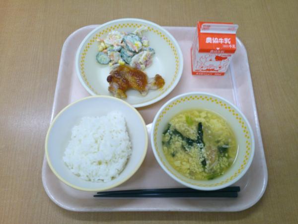 784キロカロリー、白飯、牛乳、鶏肉の美味だれ、れんこんサラダ、かきたまみそ汁