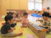 鉄琴っていうんだよ。きれいな音だね。