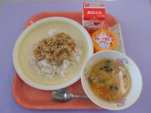 603キロカロリー、むぎごはん、ぎゅうにゅう、ガパオライス、トマトとたまごのスープ、フルーツあんにん