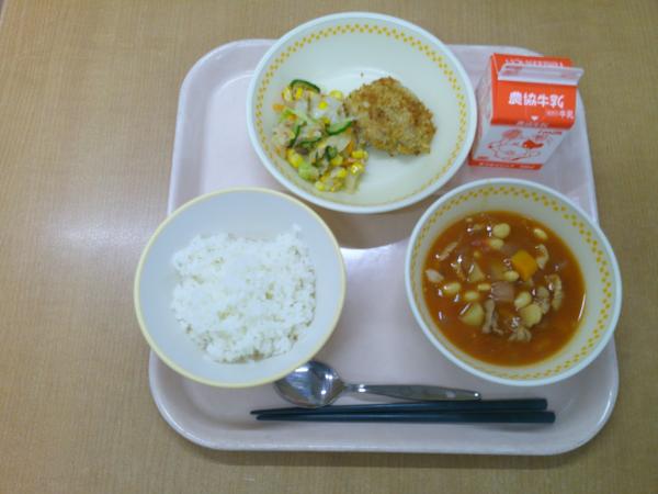 810キロカロリー、白飯、牛乳、鶏肉の香草パン粉焼き、コーンサラダ、ポークビーンズ