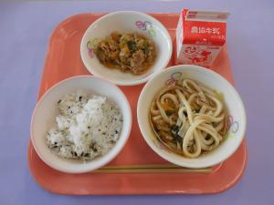 619キロカロリー、わかめごはん、ぎゅうにゅう、ぶたキムチ、ひやしうどん