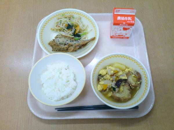 812キロカロリー、白飯、牛乳、ししゃものごま揚げ、もやしと揚げの甘酢あえ、油麩の卵とじ