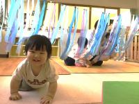 ハイハイする０歳児