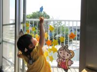 星を貼る２歳児