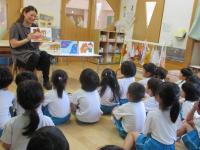 お話を聞く４歳児