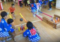 ボーリングをする子ども