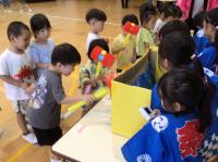 もぐらたたきをする子ども