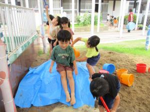 ウォータースライダー作りに挑戦する5歳児