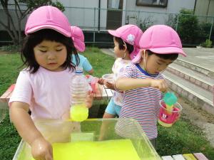 色水遊びを楽しむ3歳児