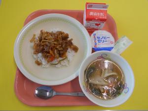 682キロカロリー、むぎごはん、ぎゅうにゅう、チンジャオロースーどん、すいぎょうざのスープ、セノビーゼリー