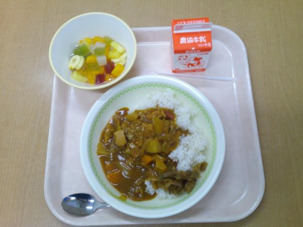 881キロカロリー、カレーライス(麦飯)、牛乳、福神漬、フルーツカクテル
