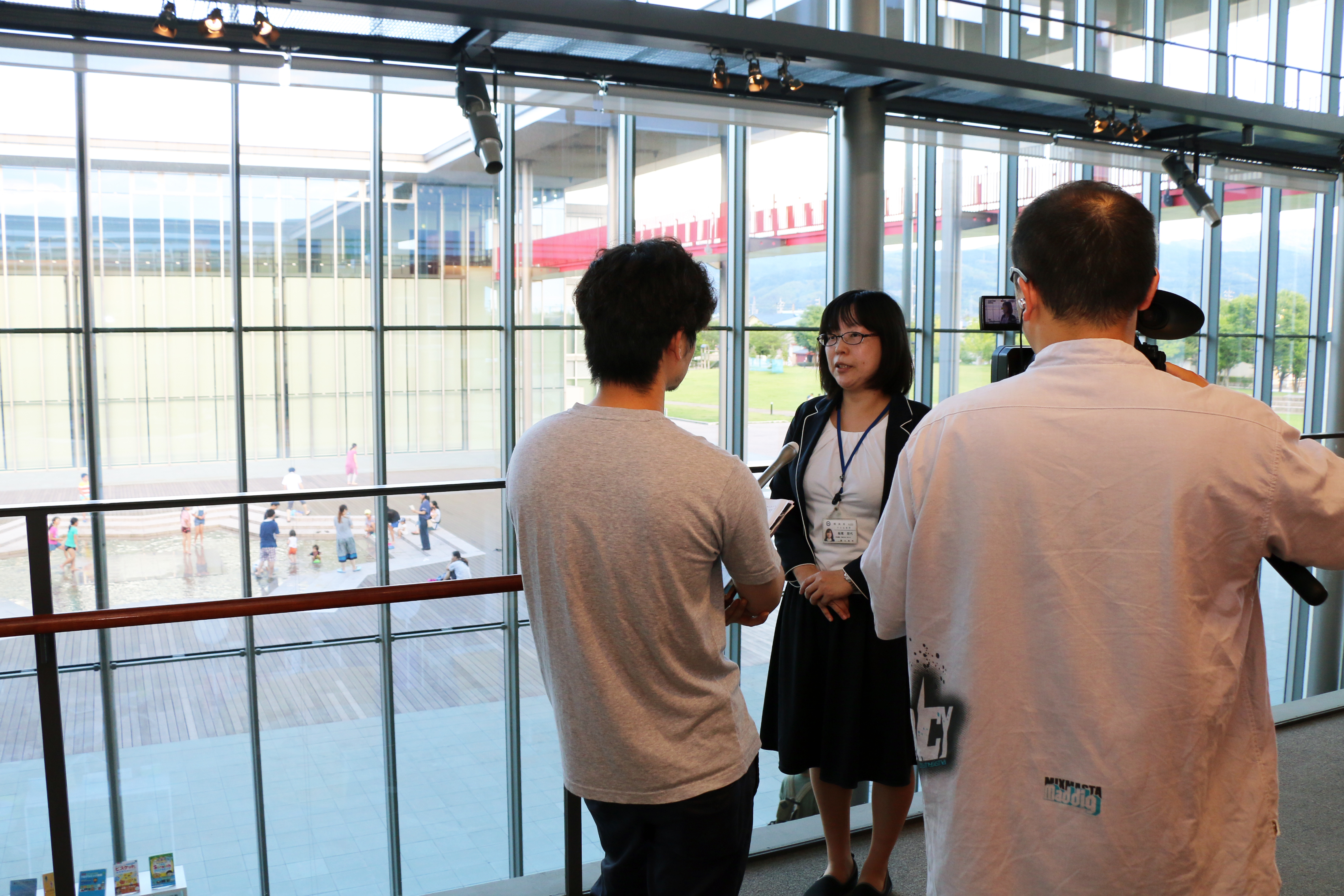 インタビューに応じる職員