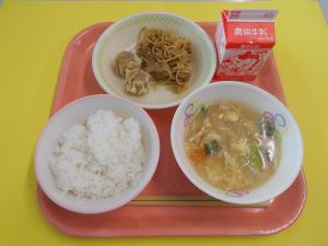 640キロカロリー、ごはん、ぎゅうにゅう、シュウマイ、やきそば、コーンたまごスープ