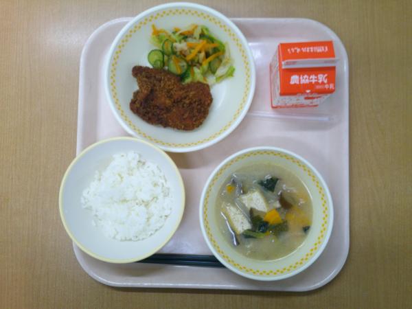 789キロカロリー、白飯、牛乳、ソースカツ、野菜のおかか和え、なすのみそ汁