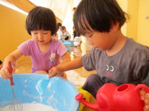 泡遊びをする2歳児