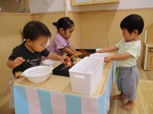 焼きそば屋さんを楽しむ１歳児と２歳児