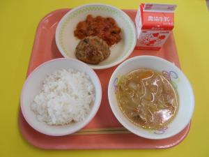 608キロカロリー、ごはん、ぎゅうにゅう、ハンバーグ、ラタトゥイユ、キャベツのスープ