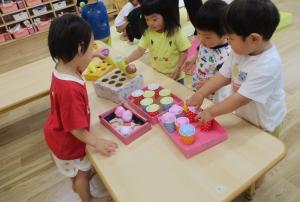 アイスやさんでやりとりをする１歳児と２歳児