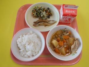 616キロカロリー、ごはん、ぎゅうにゅう、ししゃものなんばんづけ、いそあえ、にくじゃが