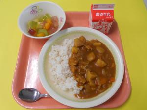 707キロカロリー、むぎごはん、ぎゅうにゅう、カレーライス、シャインマスカットいりフルーツカクテル