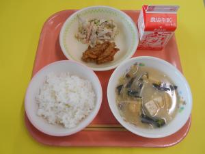 629キロカロリー、ごはん、ぎゅうにゅう、とりにくのたったあげ、ごぼうのサラダ、こまつなのみそしる