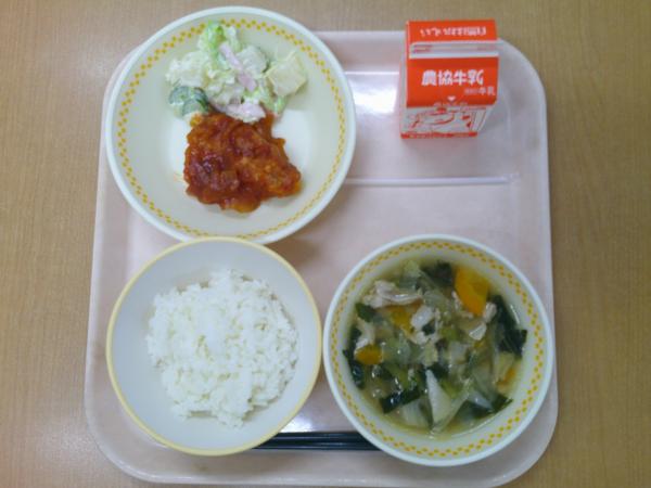 775キロカロリー、白飯、牛乳、チキンチャップ、ポテトサラダ、野菜スープ