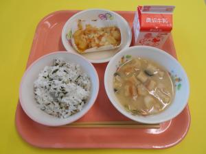 615キロカロリー、わかめごはん、ぎゅうにゅう、オイマヨグラタン、ふのみそしる