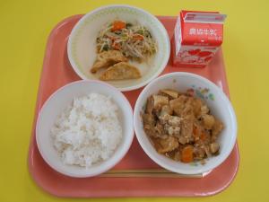 674キロカロリー、ごはん、ぎゅうにゅう、ギョウザ、もやしのナムル、ジャジャンどうふ