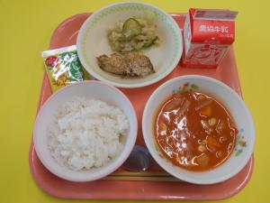 674キロカロリー、ごはん、ぎゅうにゅう、あじのこうそうパンこやき、アーモンドサラダ、ポークビーンズ、ひじきふりかけ