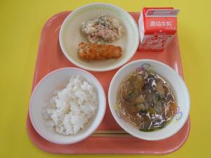 651キロカロリー、ごはん、ぎゅうにゅう、ヤンニョムチキン、まめとじゃがいものマヨネーズサラダ、はるさめスープ