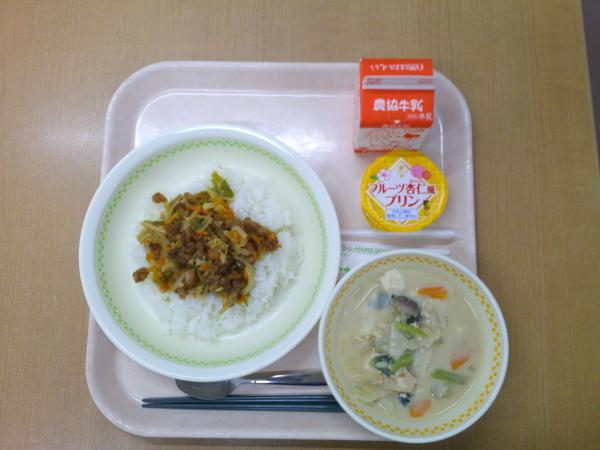 893キロカロリー、チンジャオロース丼、牛乳、豆乳ごま坦々スープ、フルーツ杏仁プリン