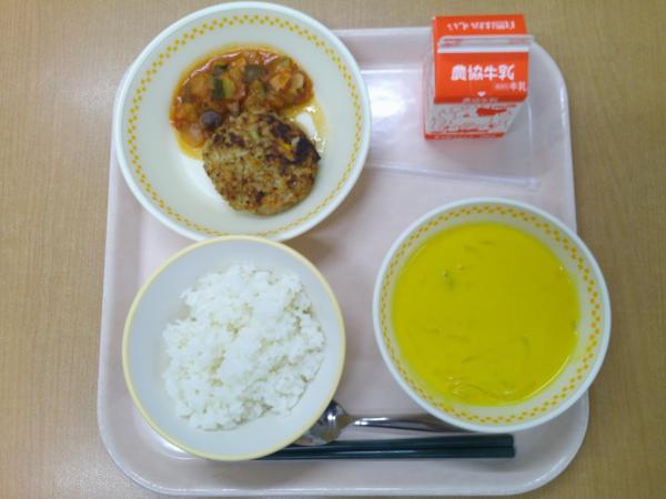 854キロカロリー、白飯、牛乳、ハンバーグ、ラタトゥイユ、米粉のかぼちゃポタージュ