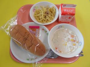 636キロカロリー、コッペパン、ぎゅうにゅう、ジェノベーゼ、クリームシチュー、ジャム