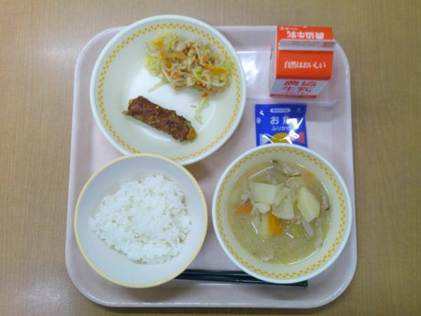 751キロカロリー、白飯、牛乳、ちくわチーズ揚げ、もやしと揚げの甘酢あえ、豚汁、ふりかけ