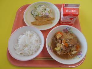 609キロカロリー、ごはん、ぎゅうにゅう、わかさぎのカリカリフライ、サラダパンふうサラダ、じゅんじゅん