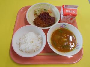 717キロカロリー、ごはん、ぎゅうにゅう、トンカツ、ツナサラダ、スープカレー