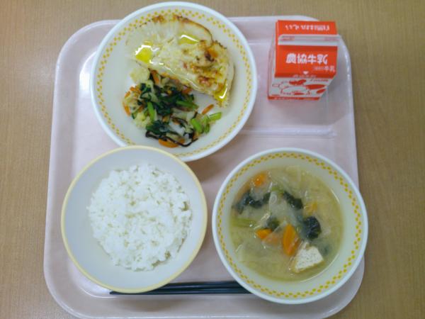 760キロカロリー、白飯、牛乳、鶏肉の味噌マヨネーズやき、野菜の昆布和え、小松菜と厚揚げのみそ汁