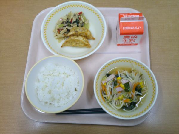 773キロカロリー、白飯、牛乳、揚げギョーザ、高野豆腐のオイスターソース炒め、冷しラーメン