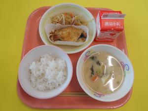 585キロカロリー、ごはん、ぎゅうにゅう、さけのマヨネーズやき、はりはりあえ、とうにゅうじる